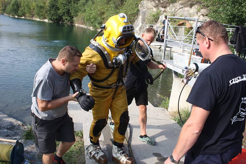 Společného cvičení policejních a báňských potápěčů u zatopeného lomu Šifr u Svobodných Heřmanic.