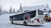 Cesta z Hvězdy na Ovčárnu neproběhla podle plánu. První kyvadlový autobus uvízl v hlubokém sněhu a uvěznil dva další, které jely za ním. 5. února 2023
