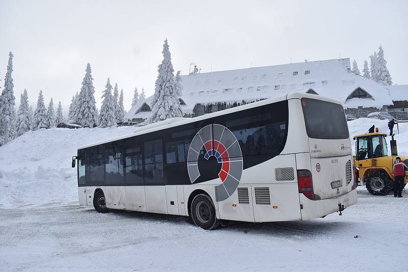 Cesta z Hvězdy na Ovčárnu neproběhla podle plánu. První kyvadlový autobus uvízl v hlubokém sněhu a uvěznil dva další, které jely za ním. 5. února 2023