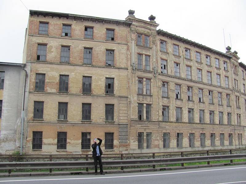 Brownfield trip představil zájemcům minulost i budoucnost krnovské Karnoly, kterou je provedl Michal Skalka. Pak pokračovali do Jindřichova a Osoblahy.