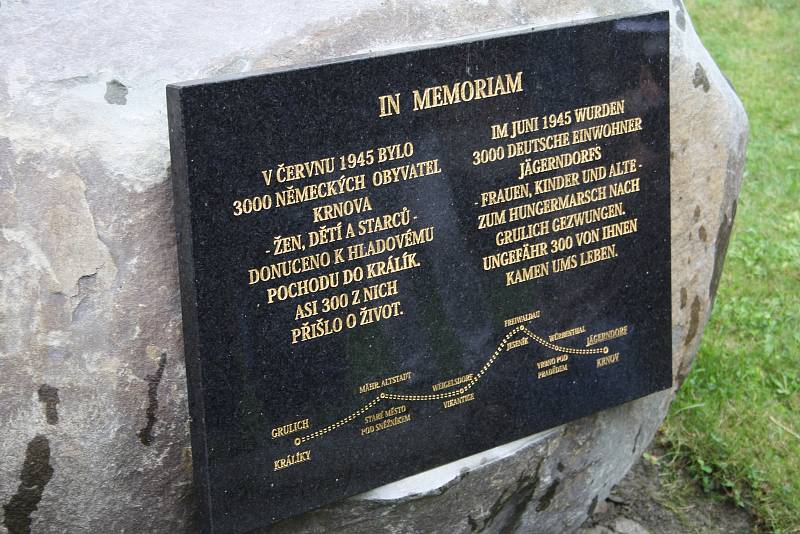 V Krnově byla odhalena pamětní deska, která připomíná takzvaný hladový pohod z června 1945. Při něm bylo v rámci divokého odsunu přinuceno tři tisíce krnovských Němců k pěšímu pochodu do Králík. Na 300 jich zahynulo.