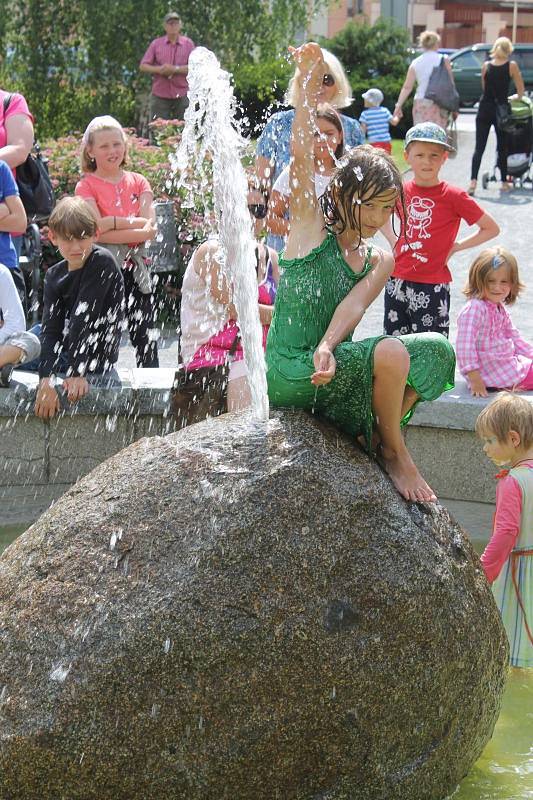 Charakteristickým symbolem Vodnického splavu je možné směle nazývat dívenku, která obsadila při dostaveníčku v Bruntále vrcholek vodního prvku na Zámeckém náměstí. Od zámku prošel rozezpívaný průvod ve čtvrtek odpoledne na náměstí Míru.