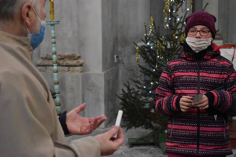 Farář Pavel Zachrla pojal liturgický obřad žehnání vody, kadidla a křídy velmi didakticky.