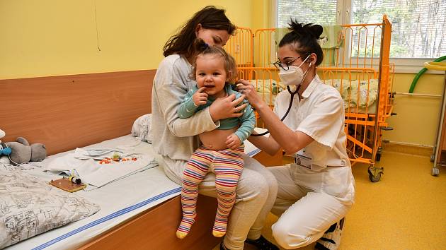 Roční holčička Eva Zamanská skončila po náročném útěku z Ukrajiny v péči zdravotníků krnovské nemocnice. Vysoké horečky jsou pryč a kašel ustupuje. Evička s maminkou Káťou se brzy vrátí do Bruntálu, kde našly azyl u dobrých lidí.