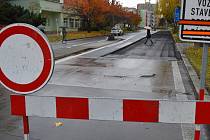 Jesenická ulice v centru Krnova byla kvůli opravám vozovky uzavřena od kruhového objezdu u Alberta až po křižovatku u stadionu. 20. listopadu 2023