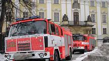 Hned čtyři hasičské vozy vyrážely ve čtvrtek 23. února po poledni k bruntálskému zámku, na němž se podle hlášení vzňala střecha.