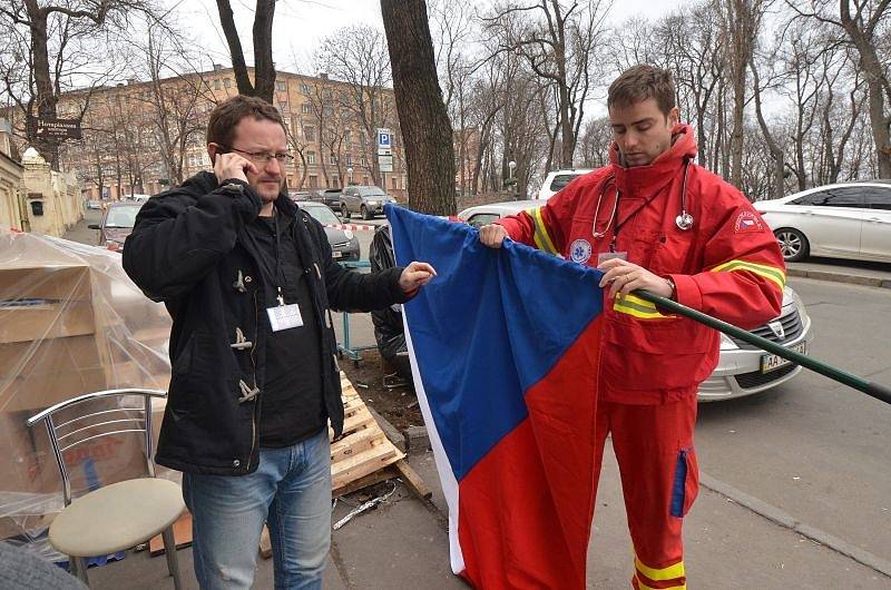 Cestovatel a fotograf Ivo Dokoupil z Radimi u Krnova se opakovaně vydává na Ukrajinu dokumentovat události, které vstoupí do historie. Tentokrát už reprezentoval organizaci Člověk v tísni.