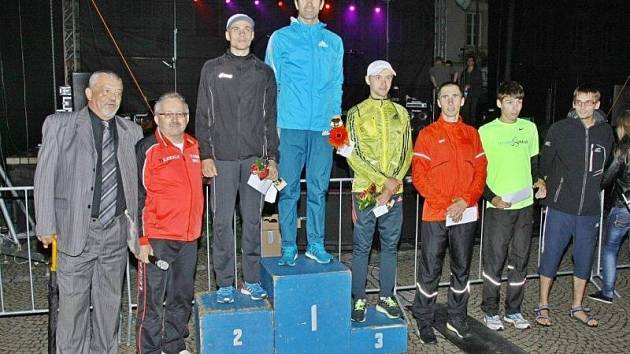 Mezinárodní večerní běh Bruntálem měl velmi dobrou úroveň a setkal se tradičně s velkým zájmem. Na snímku jsou vítězové mužské kategorie.