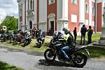 Navzdory deštivé až povodňové předpovědi motorkářům přálo štěstí. V Krnově v poutním kostele na Cvilíně zahájili sezonu modlitbou. Neděle 16. května 2021.