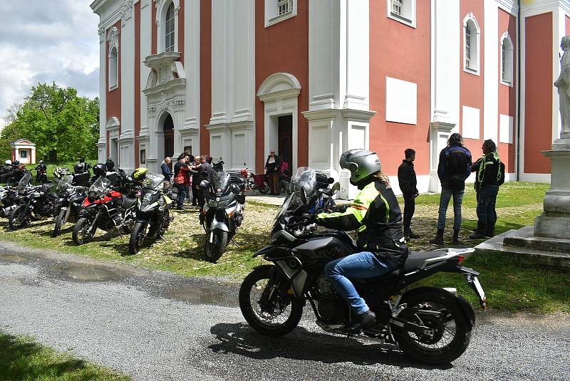 Navzdory deštivé až povodňové předpovědi motorkářům přálo štěstí. V Krnově v poutním kostele na Cvilíně zahájili sezonu modlitbou. Neděle 16. května 2021.