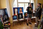 LÉKAŘ INTERNISTA Marek Šťastný se věnoval hostům, kteří přišli na jeho narozeninovou oslavu spojenou s výstavou jeho obrazů.