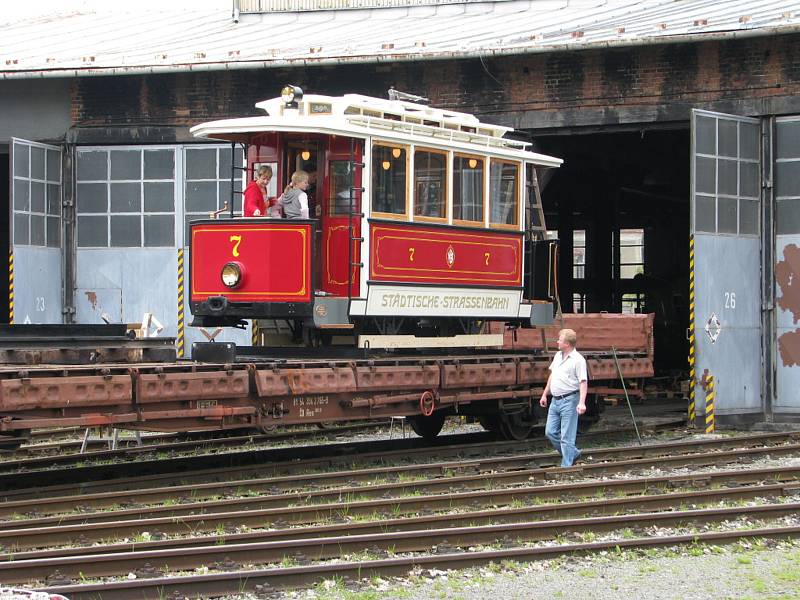 Replika sto let staré opavské tramvaje byla vyrobena v Krnově v roce 2008.