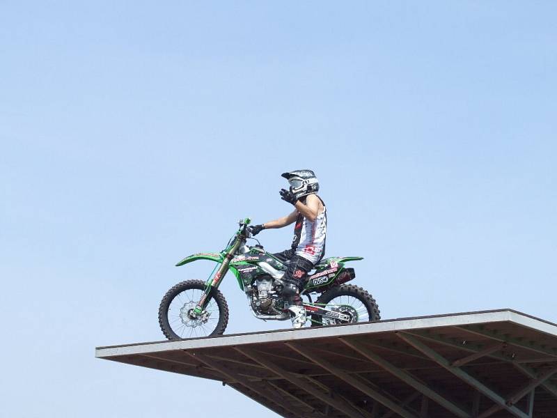 Okolo pěti tisíc lidí zavítalo na Dětský den Městské policie Krnov na krnovské letiště. Hvězdy formátu Heidi Janků, Standa Hložek a motokrosový freestylista Petr Kuchař podali s dalšími vystupujícímu ohromující výkony.