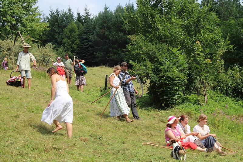 Folklorní kosení 27. července v osadě Chebzí na Jesenicku.