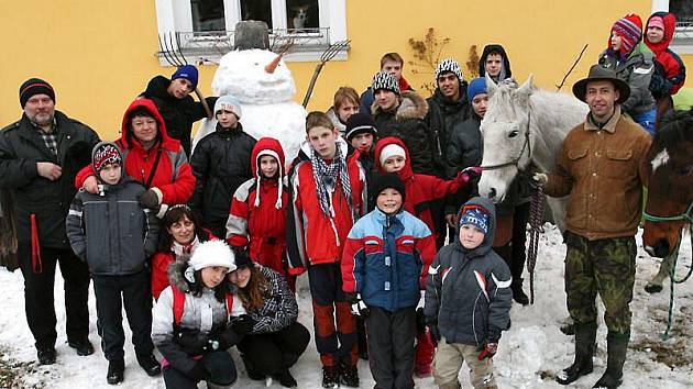 Aby návštěvníci Lichnovem dlouho nebloudili, rozhodli se provozovatelé muzea vidlí postavit originální poutač v podobě sněhuláka s vidlemi místo rukou. Aby na to stavění nebyli sami, požádali o spolupráci obyvatele Dětského domova v Lichnově.