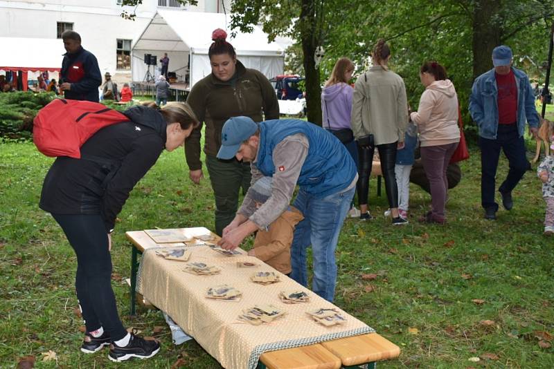 Koláčobraní v Zámeckém parku doplnilo divadlo a výstava zvířat. Město Albrechtice-Hynčice. Září 2021.