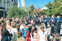 Děti ze základních a mateřských škol se sešly, aby si zaběhaly na Hlavním náměstí v Krnově, a tím symbolicky podpořily boj proti rakovině. Zároveň pro ně byl připraven několikahodinový program plný her a ukázek jednotlivých souborů.