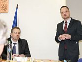 Kamil Rudolecký, náměstek ministra dopravy (vlevo), si vyslechl na bruntálské radnici od starosty Petra Ryse (vpravo) argumenty pro podporu výstavby obchvatu města.