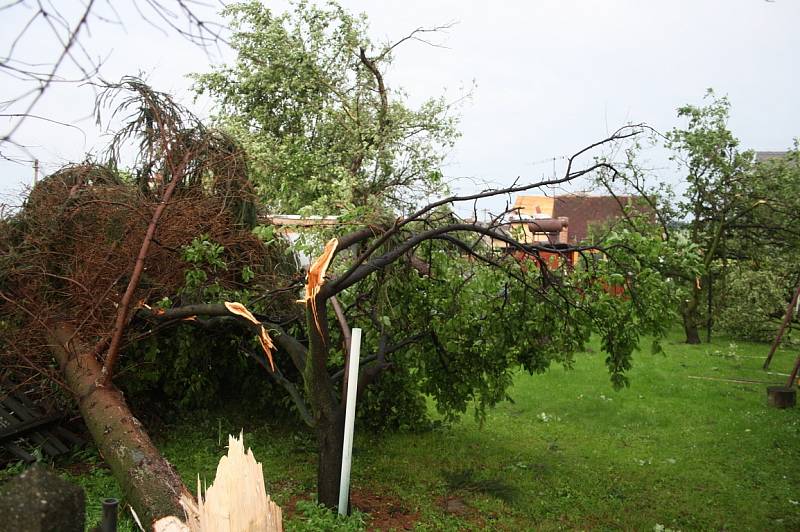 Následky ničivého tornáda na Krnovsku, červen 2013.