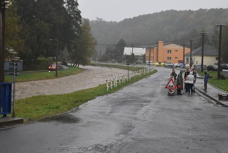 Situace na Osoblažsku je specifická tím, že se rozvodnila nejen řeka Osoblaha, ale i drobné potůčky a příkopy. Voda se valí po polních a lesních cestách a vytváří laguny.