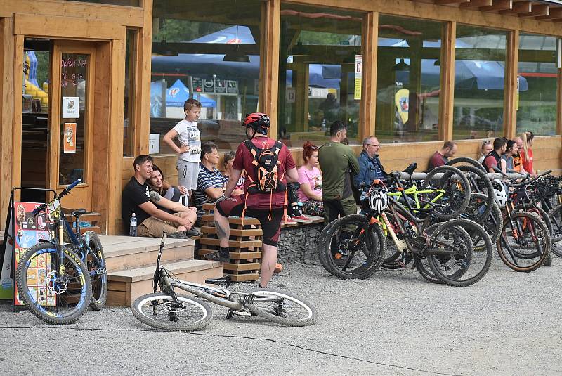 Bikepark Kopřivná v Jeseníkách pojal zahájení sezony jako zábavnou show pro celou rodinu.