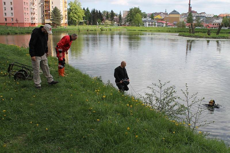 Bruntálský rybník se stal ve středu dějištěm lidské tragédie. Policejní potápěči na břeh vytáhli tělo padesátiletého muže. Příčinu jeho smrti určí teprve soudní pitva.