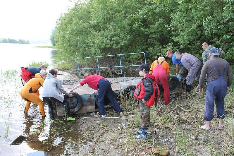 Sezona vodním záchranářům právě začala. Jsou připraveni pomoct lidem, kteří se ocitnou na Slezské Hartě v nouzi.