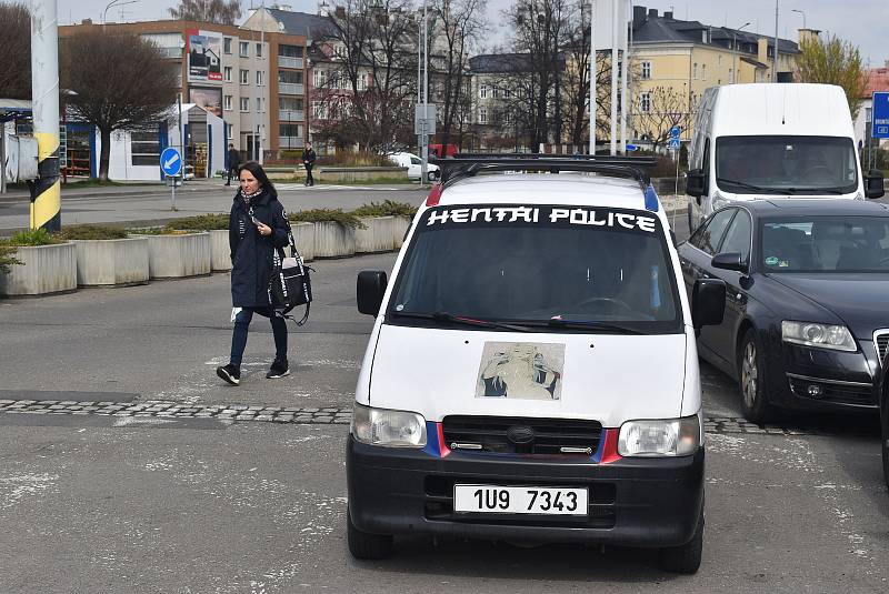 V ulicích Krnova můžete potkat japonské auto Daihatsu označené jako Hentai policie. Důležité upozornění: vlastnictví auta Hentai policie neopravňuje majitele provádět kontrolu spodního prádla kolemjdoucích.