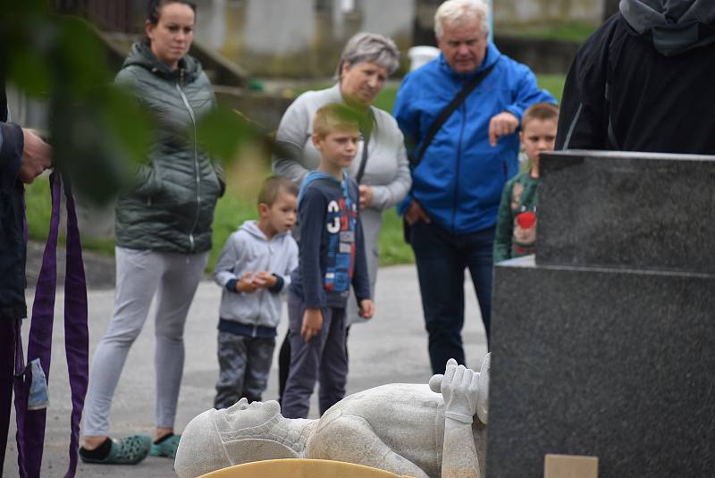 "Bezhlavý rytíř" se vrátil do Hlinky s novou hlavou. Slavnostní odhalení proběhne 18. září.