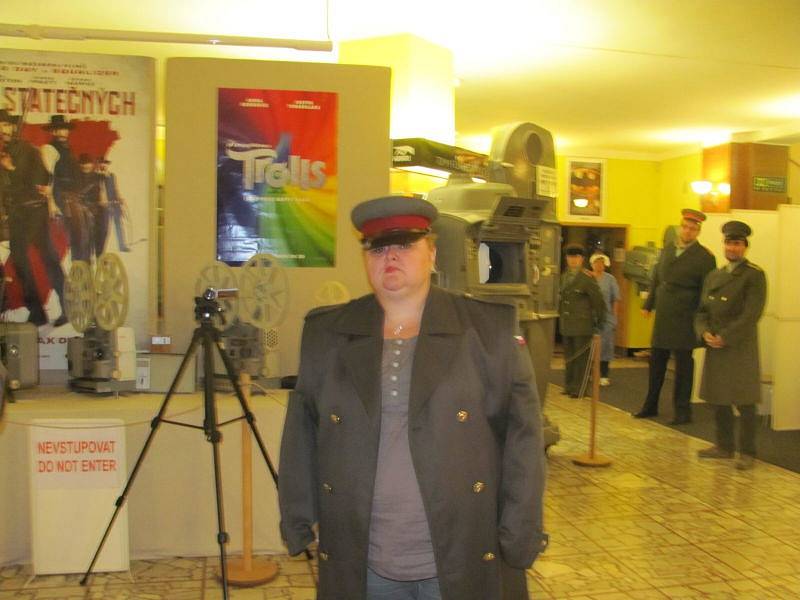 Krnovské kino Mír 70 rozvinulo v pátek červený koberec jako na festivalu v Cannes, aby na premiéře přivítalo delegaci tvůrců filmu Vlk z Královských Vinohrad.