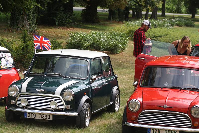 První automobil Mini byl vyroben v roce 1959. V Krnově se setkali majitelé těchto roztomilých autíček, aby oslavili šedesát let legendární značky.