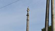 Monumentální památník padlým v Dívčím Hradě vytvořil Josef Obeth. Loni byl zrestaurován. Pieta a kulturní památka se v sousedství sloupů a drátů vyjímá dost divně.