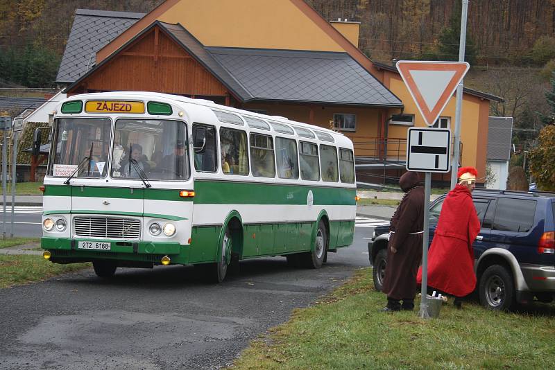 Svatý Martin na svém běloušovi Omarovi přijel na nádraží v Třemešné. Připil si vínem s výletníky, kteří se vydali parním vlakem na Svatomartinské hody do Bohušova.