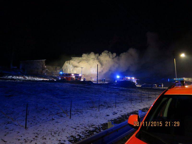 Ke dvěma rozsáhlým požárům rodinných domků vyjížděli v sobotu večer hasiči na Bruntálsku. Druhý ve vzdušnou čarou asi šest kilometrů vzdálené Lomnici.