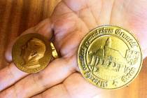 Pamětní mince na počest otevření a poté i ke znovuotevření budovy Petrinu.