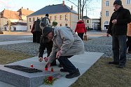 Loňský pietní akt u krnovského památníku obětem válek a násilí za oběti komunistické ideologie.