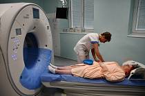 Krnovská nemocnice uvedla do provozu moderní tomograf, který je daleko přesnější než jeho předchůdce. První pacientkou vyšetřenou pomocí nového CT se stala Marie Jantošová.
