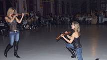 Famózní houslistky a tanečnice z dua Femme2Fatale okouzlily svým výstupem návštěvníky nemocničního plesu v Krnově.