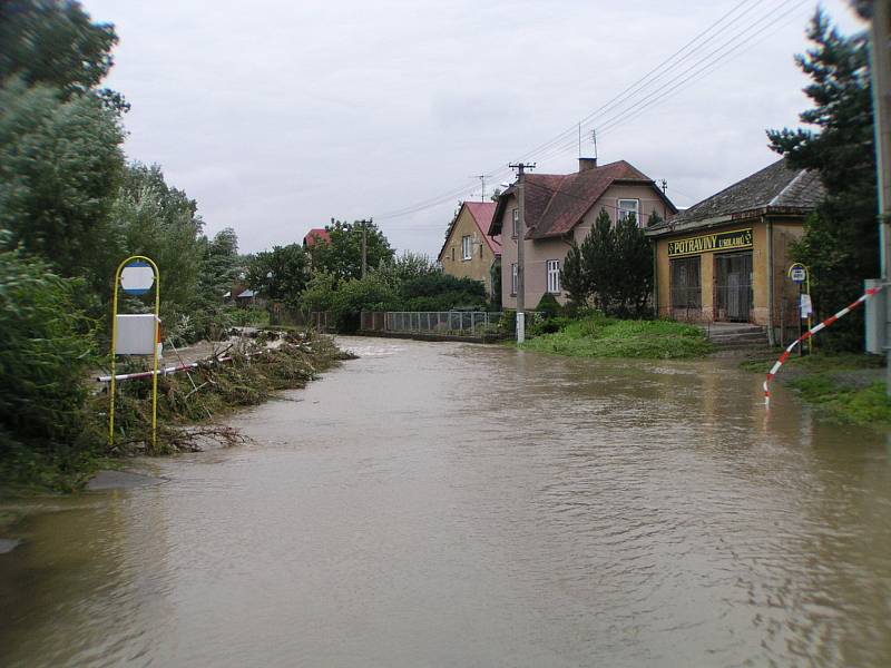 Porovnejme současnou situaci s archivními snímky z Opavice. Autobusová zastávka a zábradlí jsou dnes na stejném místě jako při povodních v roce 2007.