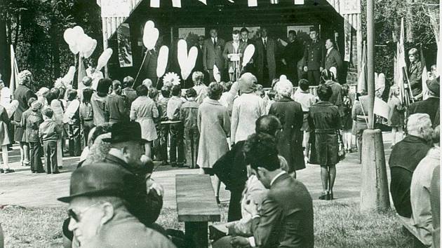 První máj 1965 se slavil nejen v Krnově, ale také v Úvalně na Strážišti. Ilustrační foto.