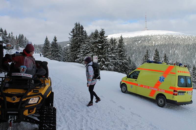 Zásah horské služby. Mladá lyžařka se zranila při sjezdu ze svahu na Ovčárně.