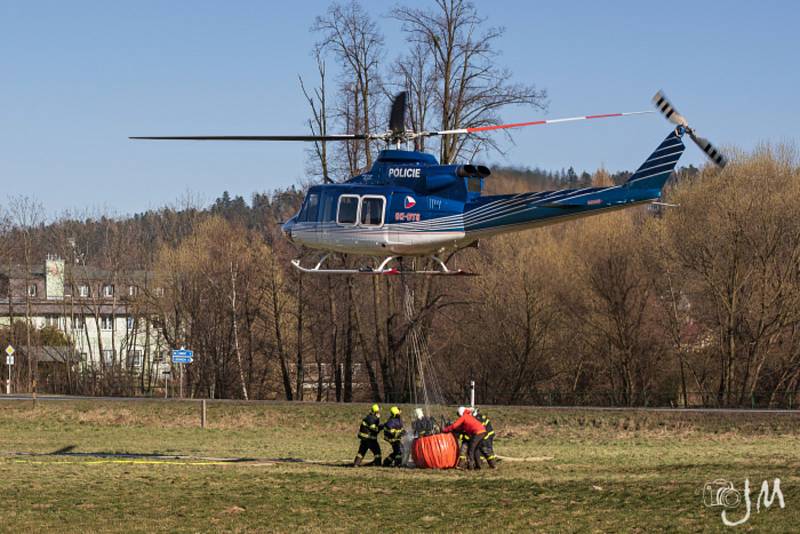 Poblíž Zátora Louček v lokalitě Radimský kopec probíhá kůrovcová těžba. V neděli zde oheň zasáhl území o rozloze šest hektarů. Foto: HZS BR