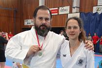 Pavel PolJanský se zlatou medailí z mezinárodních závodech v taekwondo v Praze a se svou oddílovou kolegyní Petrou Henychovou. Poljanský vítězství vybojoval v kimonu, které si pro štěstí přivezl na loňský Bruntálský krystalek.