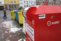 Bruntálští obyvatelé mohou nebezpečný elektroodpad vozit do recyklačního dvůra v Polní ulici nebo se jej zbavit pohodlněji v červeném kontejneru v centru města.