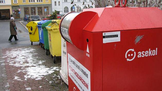 Bruntálští obyvatelé mohou nebezpečný elektroodpad vozit do recyklačního dvůra v Polní ulici nebo se jej zbavit pohodlněji v červeném kontejneru v centru města.
