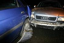 Nehoda, která údajně vznikla kvůli neposlušnému psovi, se stala v úterý 11. ledna v Krnově. Řidiči nevadilo, že nemá řidičské oprávnění, ani že je opilý, ale pes ho vyplašil natolik, že půjčené Audi naboural do zaparkovaného fordu.