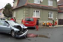 Srážka dvou aut na křižovatce krnovských ulic Nerudova a Zeyerova ze středy 4. listopadu skončila těžkým zraněním náhodné chodkyně.