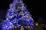 Lichnov zpíval koledy pod zasněženým a svítícím vánočním stromem.