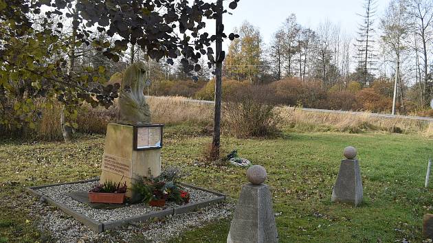 Místo v Lomnici, kde byli za války vězněni sovětští zajatci, je pietně upravené.