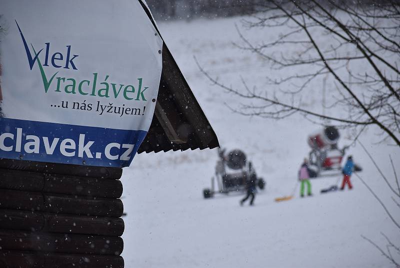 Kromě pejskařů, sáňkařů a rodin s dětmi dorazili na sjezdovku ve Vraclávku dokonce i dva lyžaři. Sobota 9. ledna 2021.